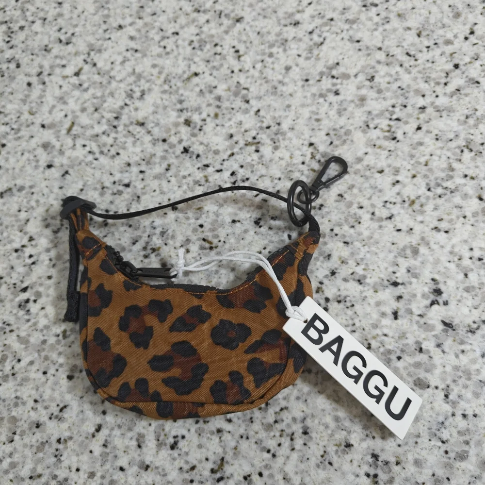 Baggu Crescent Bag Charm (leopard) - Picture 2 of 6